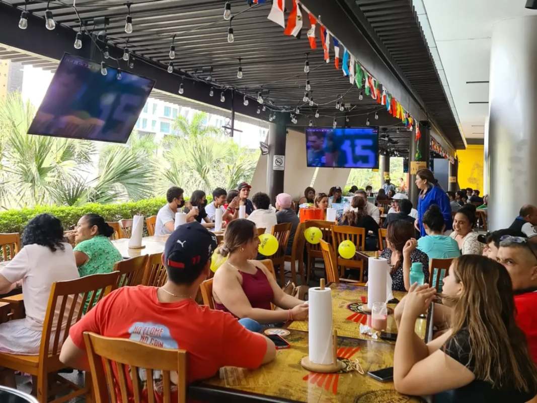 Restaurantes y sports bars ya preparan promociones y pantallas gigantes para la final entre FAS y Águila. Foto/ Cortesía.