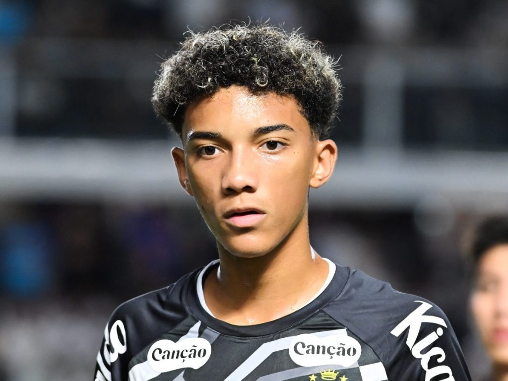 Neymar pidió disculpas públicas a su compañero del Santos, Robinho Jr., tras darle una cachetada durante un entrenamiento.
