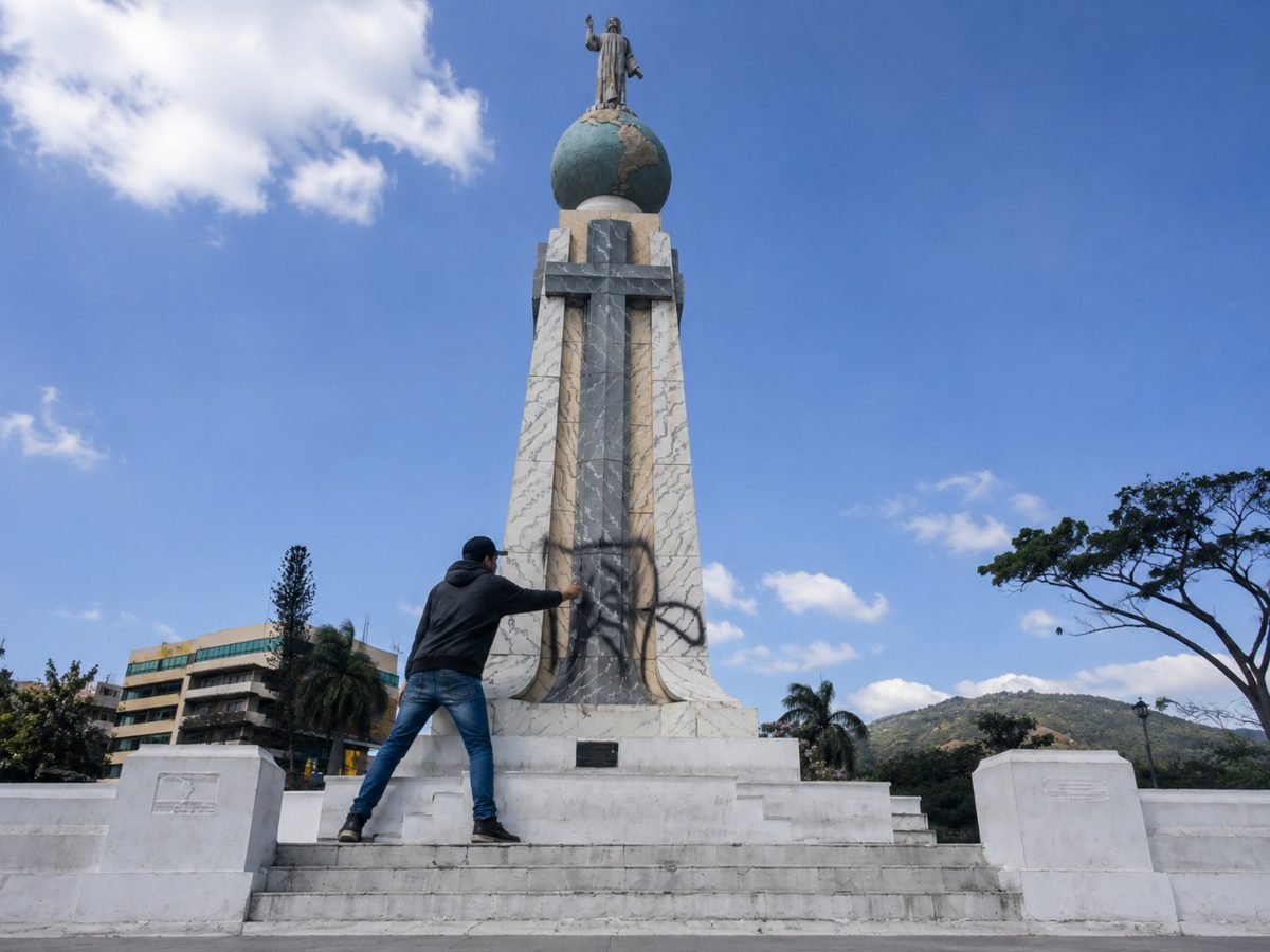 Salvador del mundo-ensuciar-manchar-monumento