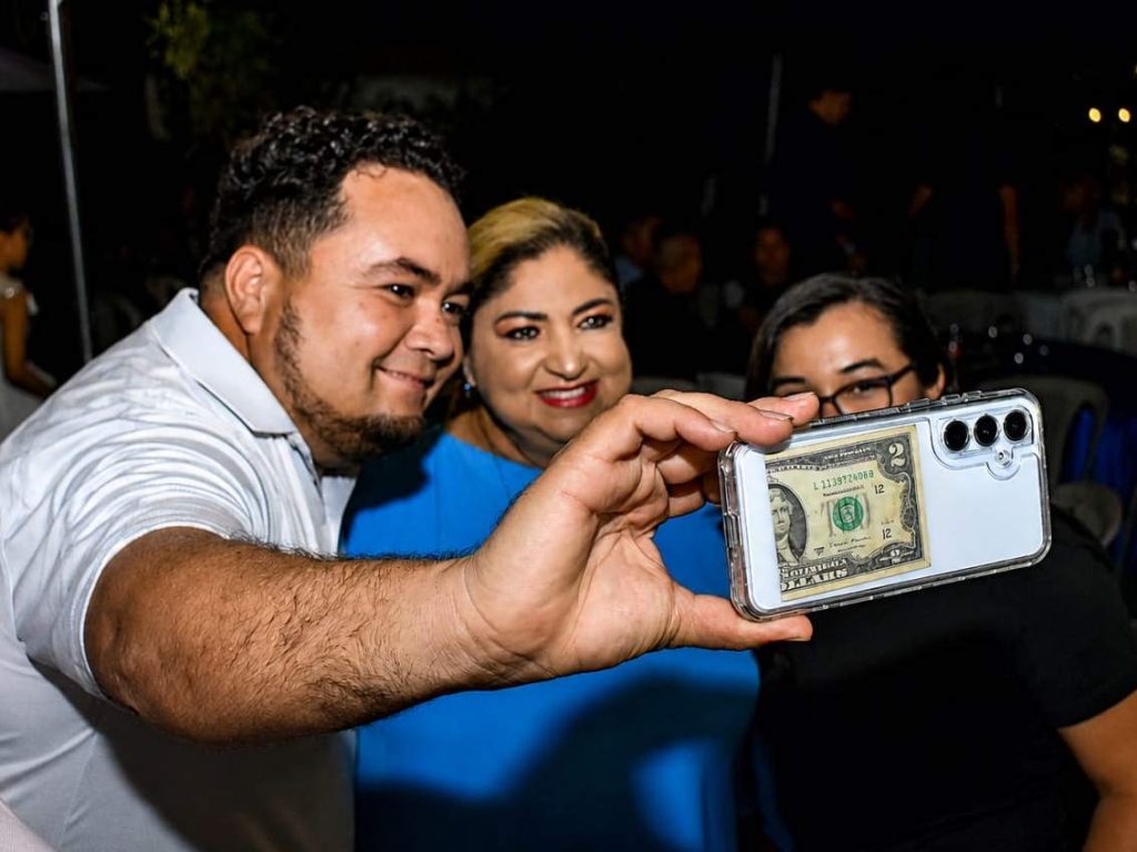 Migrantes salvadoreños y centroamericanos participaron en la celebración de los 35 años de trabajo comunitario de ASOSAL. Foto/ Juan Martínez