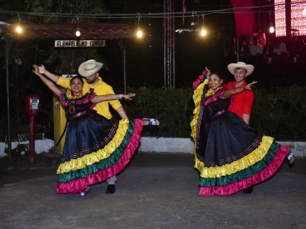 El Ballet Folklórico de ASOSAL participó en la celebración que conmemoró 35 años de trabajo comunitario y promoción cultural. Foto/ Juan Martínez