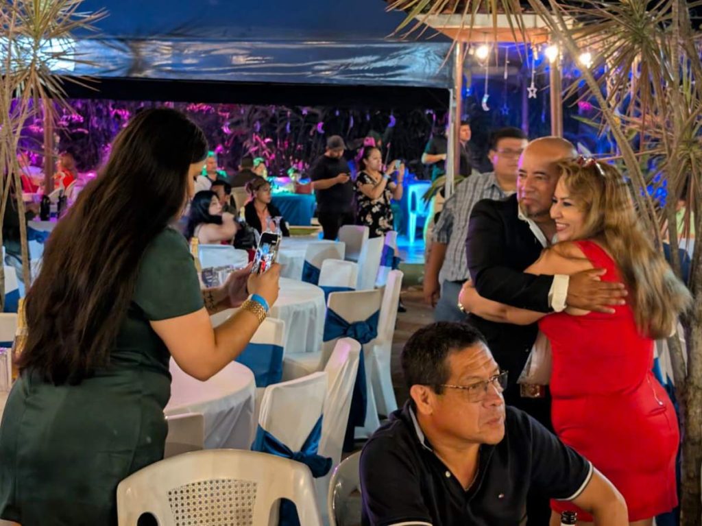 La gala de aniversario reunió a miembros de la diáspora salvadoreña, líderes comunitarios y autoridades locales en Hacienda La Ceiba, en Quezaltepeque. Foto/ Juan Martínez