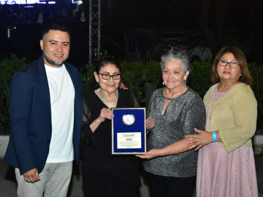 Teresa Tejada, directora ejecutiva y fundadora de ASOSAL, destacó el trabajo de la organización en apoyo a migrantes centroamericanos en Estados Unidos. Foto/ Juan Martínez
