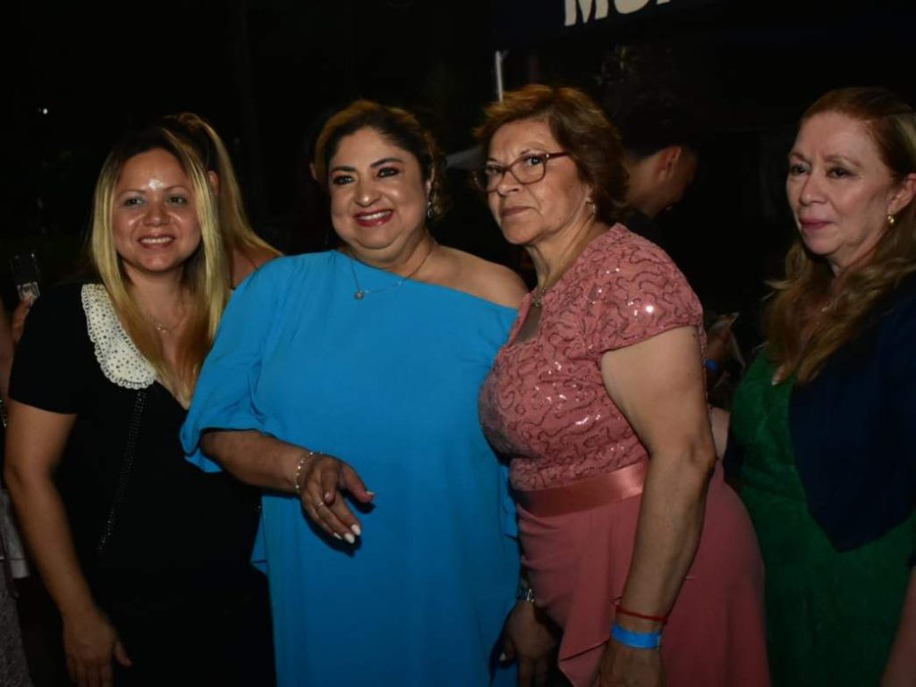 Miembros de la diáspora salvadoreña regresaron al país para reencontrarse con sus raíces durante la gala de aniversario de ASOSAL. Foto/ Juan Martínez