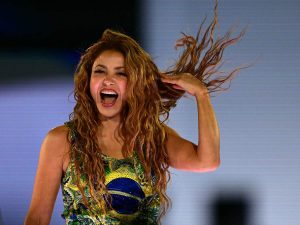 La cantante colombiana Shakira actúa durante un concierto gratuito en la playa de Copacabana en Río de Janeiro, Brasil, el 2 de mayo de 2026.