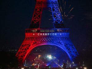 La Torre Eiffel se ilumina con los colores del PSG y la inscripción “Campeón” tras la victoria en la Champions.