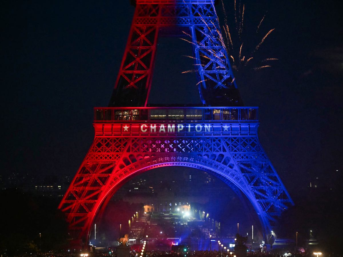 La Torre Eiffel se ilumina con los colores del PSG y la inscripción “Campeón” tras la victoria en la Champions.