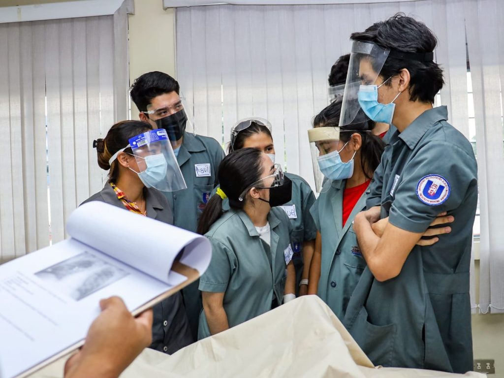 Entre las carreras disponibles se encuentran Medicina, Enfermería, Cirugía Dental, Medicina Veterinaria, Mercadeo y Computación.