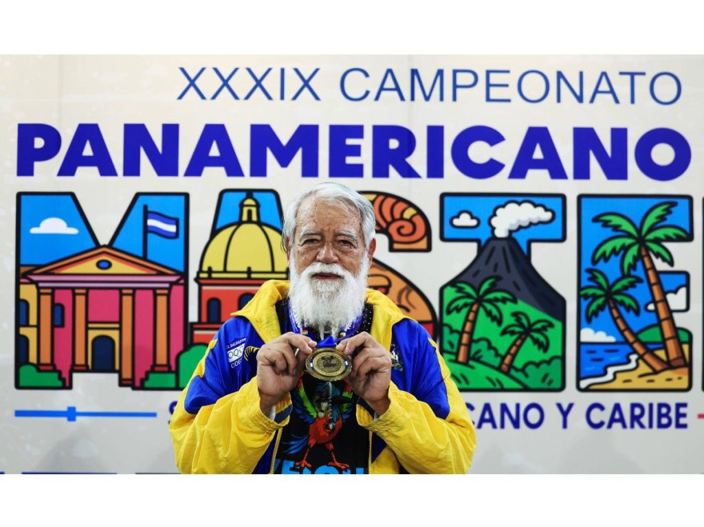 La leyenda salvadoreña de la halterofilia ganó doble oro en el Campeonato Panamericano Máster 2026 disputado en San Salvador.
