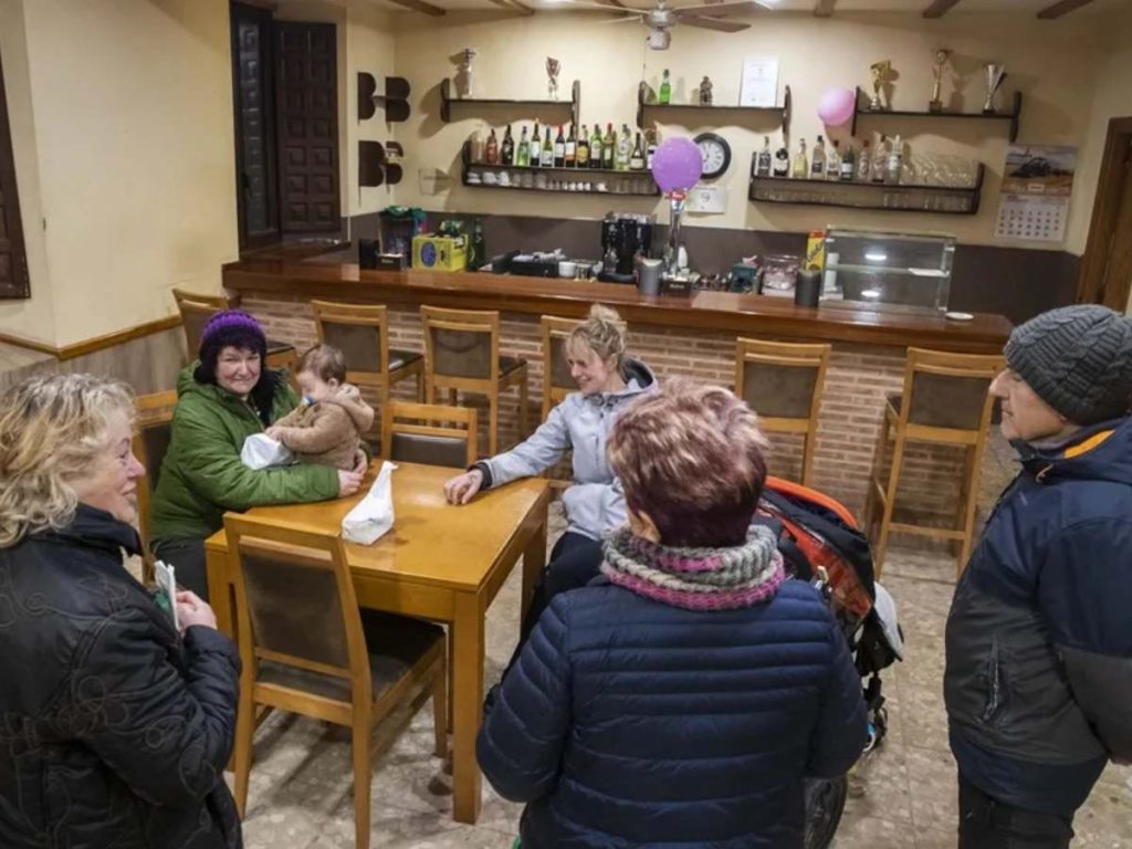 Con solo 40 residentes, el pueblo busca familias que quieran instalarse de manera permanente.