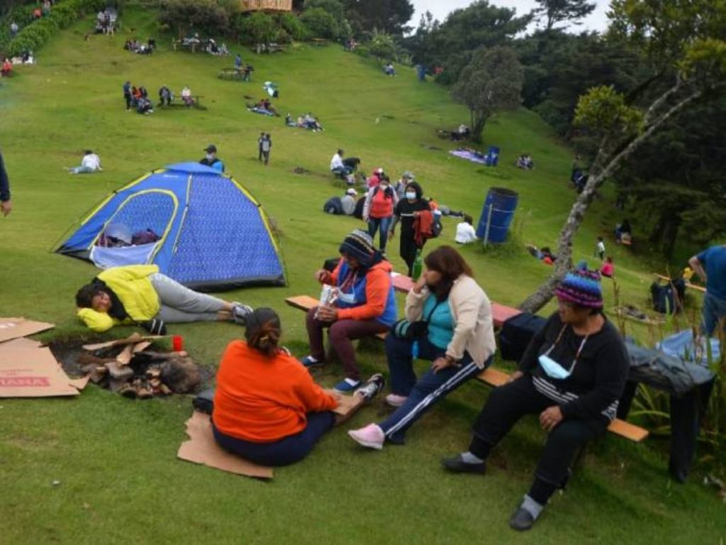Familias y turistas disfrutan de la experiencia de acampar rodeados de montañas, bosques y paisajes naturales en El Salvador.