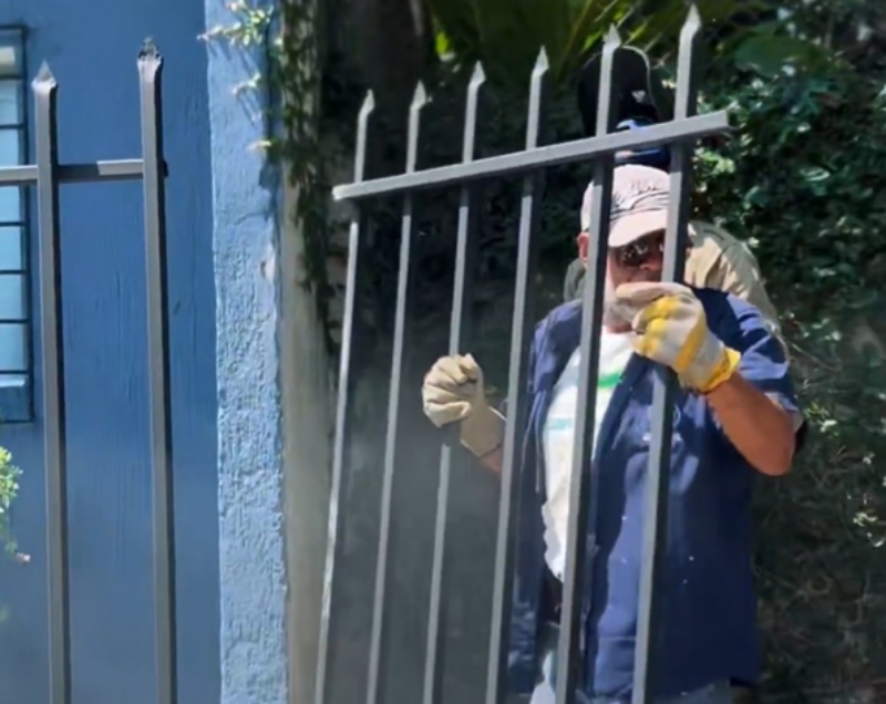 Personal del CAM retira balcones de casas que invadían aceras en distintos puntos de San Salvador Centro.