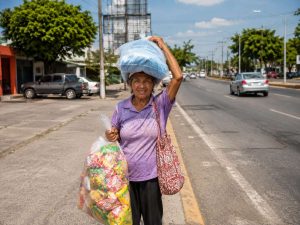 adulto-mayor-vendedores-ambulantes-trabajo-informal