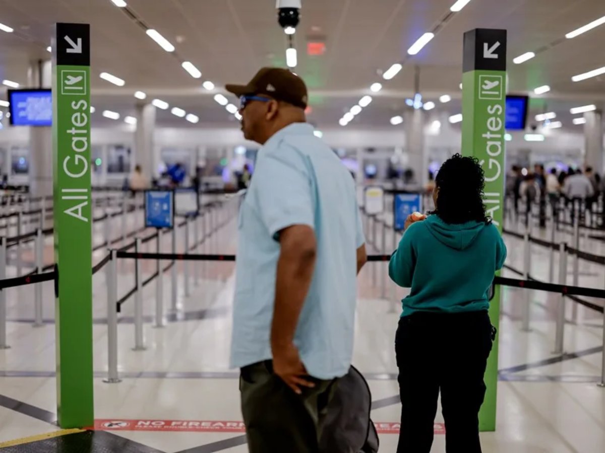 EE.UU. activa restricciones temporales de viaje ante el brote de ébola y refuerza controles sanitarios en sus puntos de entrada.