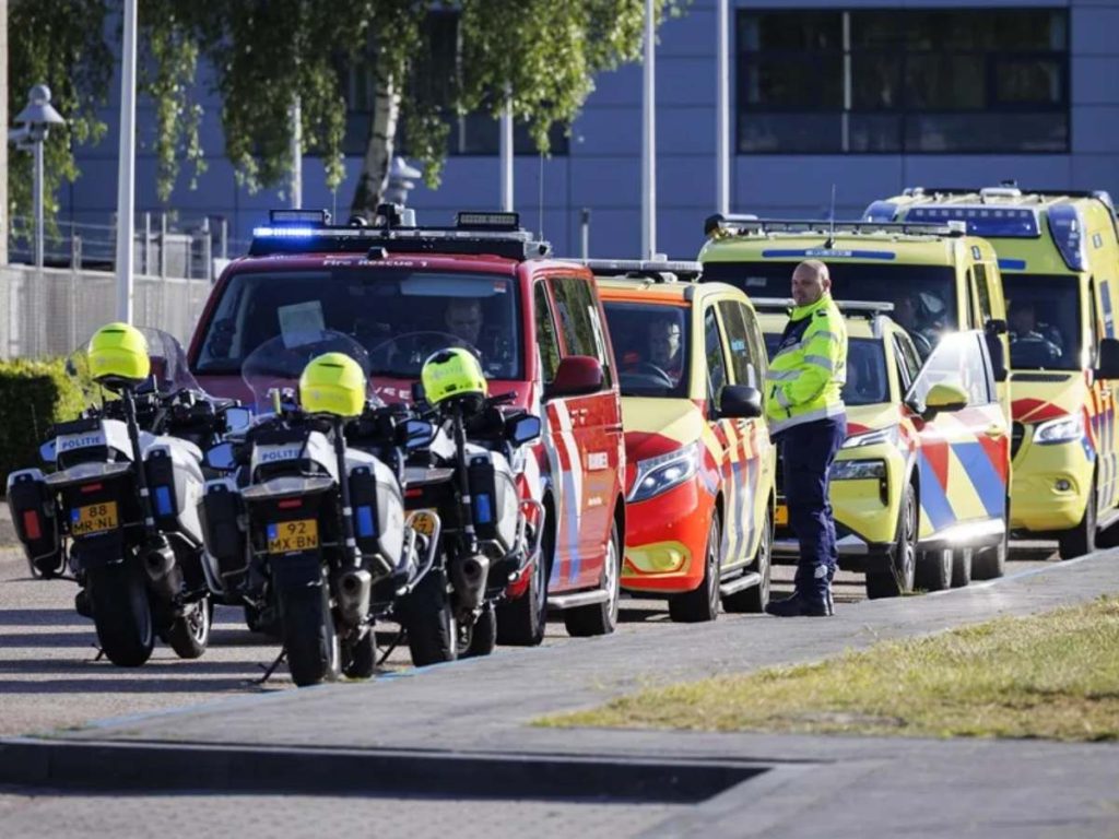 Equipos de emergencias este jueves en el aeropuerto neerlandés de Schiphol