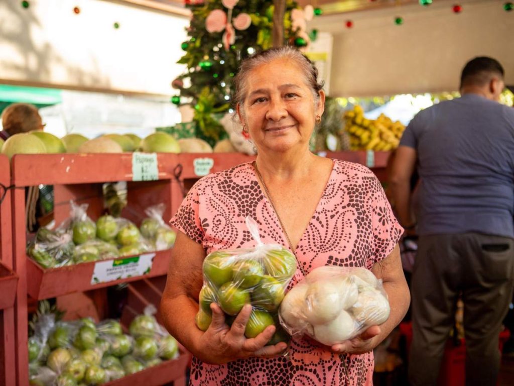 Tomate, cebolla, plátano y naranja son algunos de los productos que se mantienen desde $1 en los agromercados. Foto / Cortesía MAG