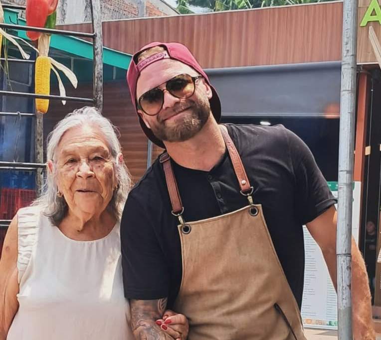 El chef argentino Nacho Lacava durante una jornada de degustación en los agromercados de El Salvador. Foto EDH / Cortesía MAG