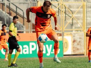 Tomás Granitto con el Águila en el Barraza. Foto X Águila
