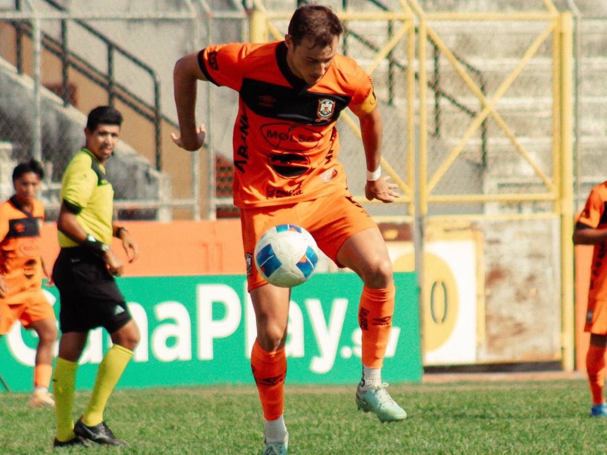 Tomás Granitto con el Águila en el Barraza. Foto X Águila