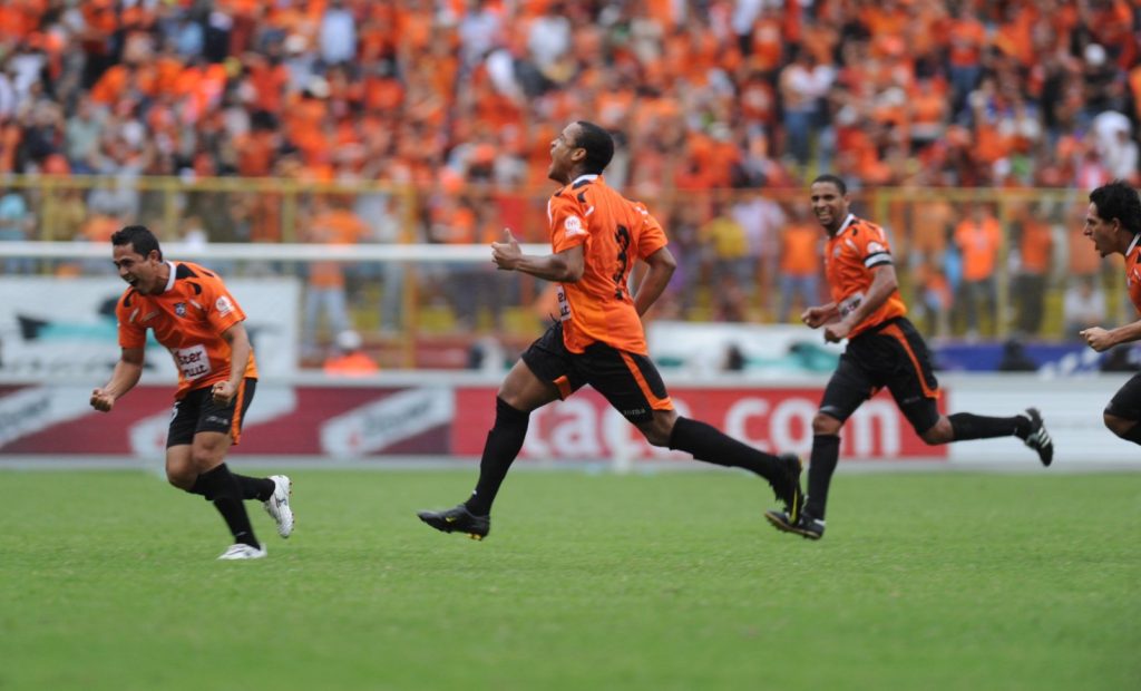Nicholas Addlery (3) celebra uno de sus dos goles en la final ante FAS. Foto Archivo