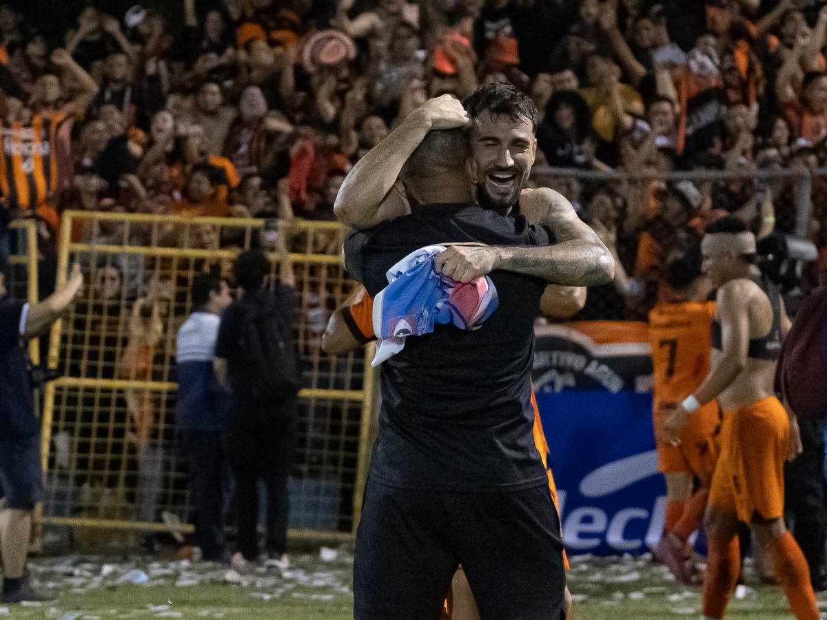 Jugadores del Águila celebra pase a al final después de eliminar al Firpo. Foto Primera División
