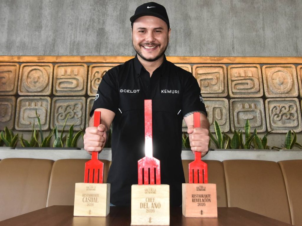 Alejandro Cuéllar posa con los tres Tenedores Rojos que reconocen su trabajo con Kemuri y Ocelot.