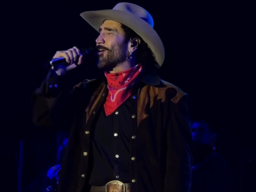 “El Potrillo” combinó canciones de Vicente Fernández con los temas más emblemáticos de su carrera ante un público que coreó cada interpretación. Fotografía/ Two Shows