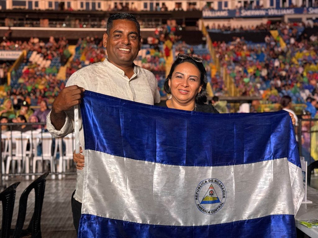 Esposos que viajaron desde Nicaragua para el concierto de Alejandro Fernández en El Salvador. Fotografía/ Lissette Figueroa