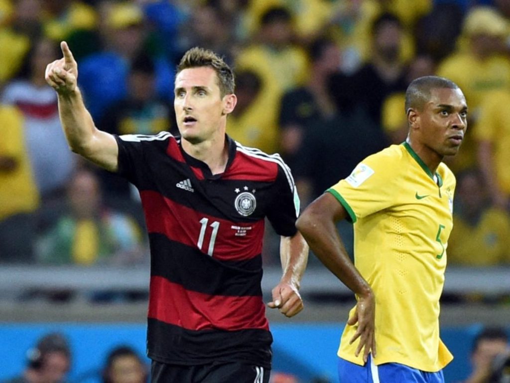Miroslav Klose (izq.) celebra uno de los goles del 7-1 que le propinó Alemania a Brasil en el Mundial 2014. Foto AFP