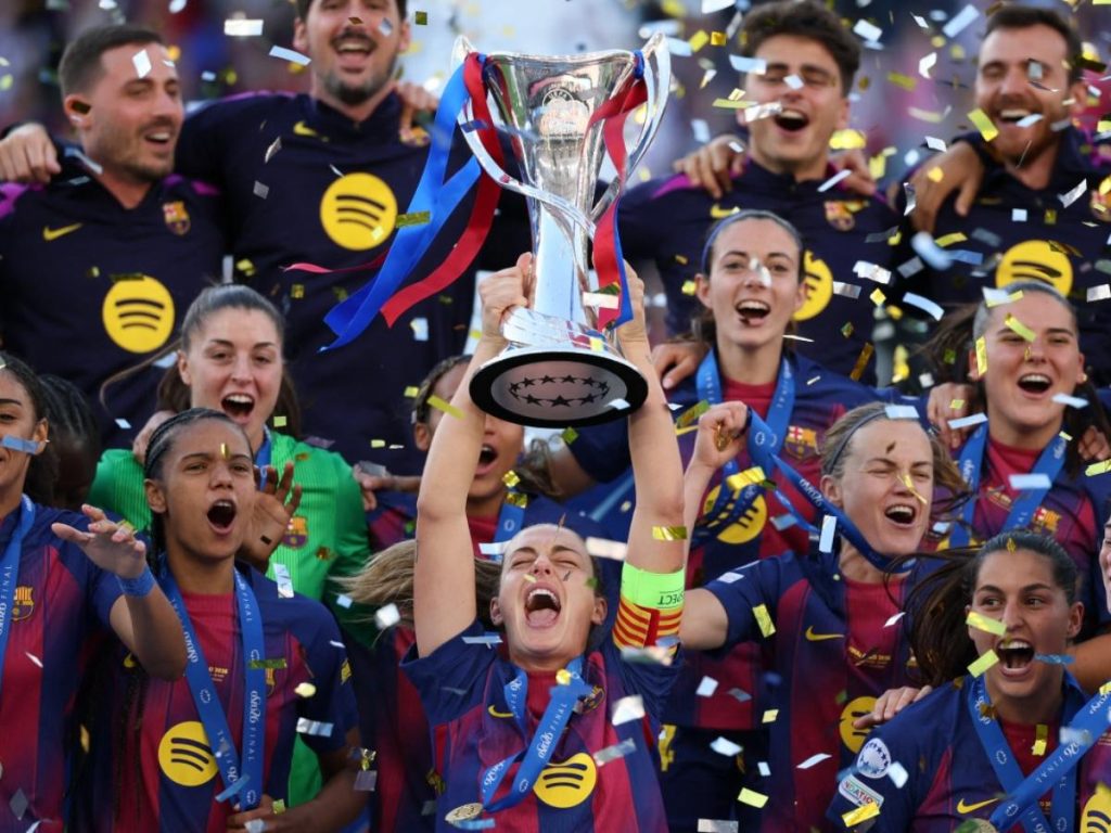 Alexia Putellas levanta el trofeo de Champions League Femenina. Foto AFP