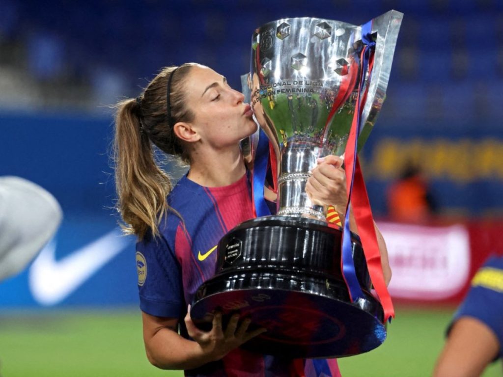 Alexia Putellas con el trofeo de campeona de LaLiga Femenina. Foto AFP