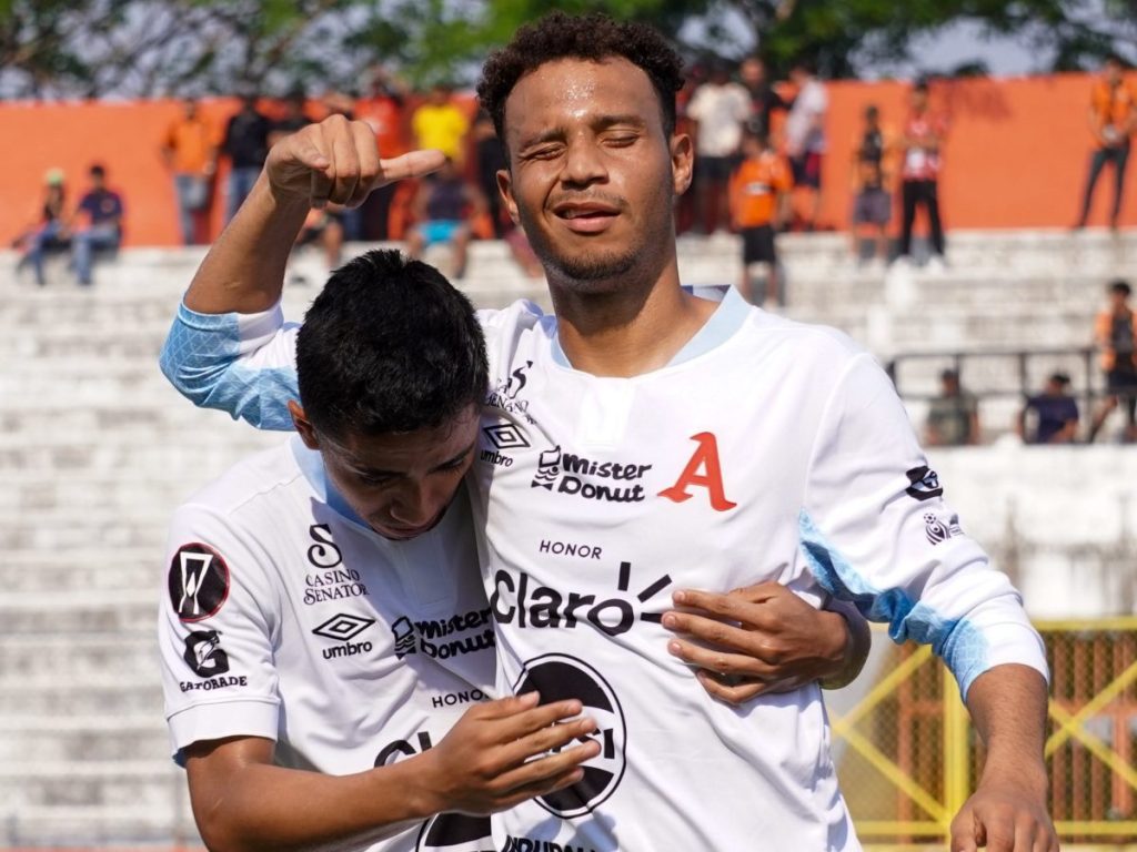 Gustavo Moura (der.) celebra su gol ante el Águila. Foto Primera División