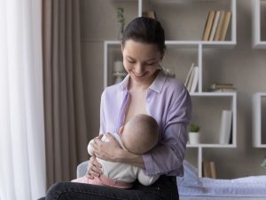 La lactancia se protege mejor cuando la mamá cuenta con descanso, apoyo en casa e información confiable para resolver dudas sin culpa.