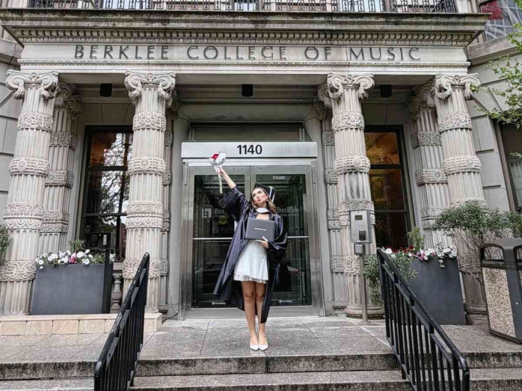 La cantante posó frente a Berklee College of Music tras cerrar una etapa marcada por estudios, música y perseverancia.