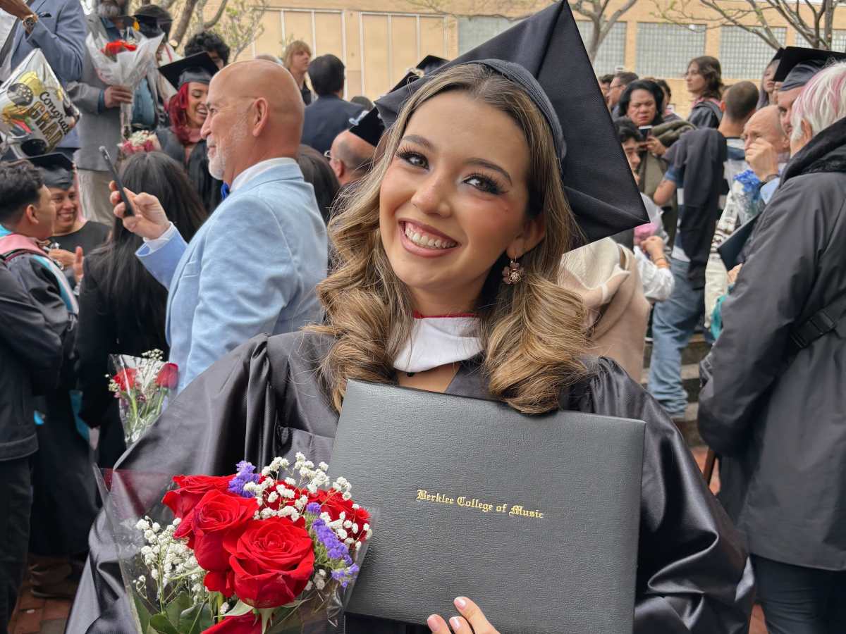 Analu Dada mostró orgullosa su diploma y ramo de flores tras graduarse de Berklee College of Music en Boston.