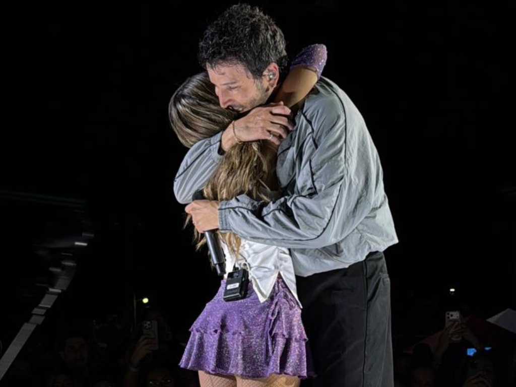 Sebastián Yatra y Analu Dada comparten escenario durante el “Entre tanta gente tour” en el Estadio Cuscatlán. Fotografía/ Steven Anzora.