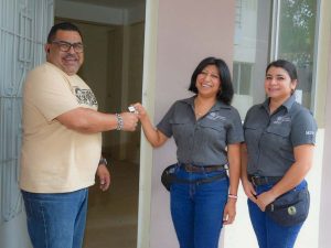 Las primeras familias beneficiadas ya recibieron las llaves de los apartamentos del Programa de Alquiler Social en San Martín. Foto/ Cortesía