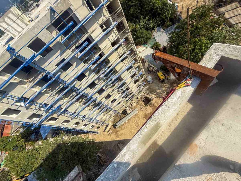 La obra utiliza un sistema constructivo modular y generará 180 unidades habitacionales cerca de zonas clave de la capital.