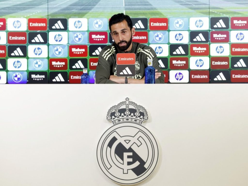 Álvaro Arbeloa, técnico del Real Madrid, en conferencia de prensa. Foto AFP