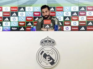Álvaro Arbeloa, técnico del Real Madrid, en conferencia de prensa. Foto AFP
