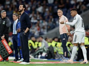 Álvaro Arbeloa (izq.) y Kylian Mbappé. Foto AFP
