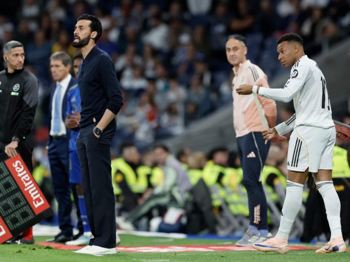 Álvaro Arbeloa (izq.) y Kylian Mbappé. Foto AFP