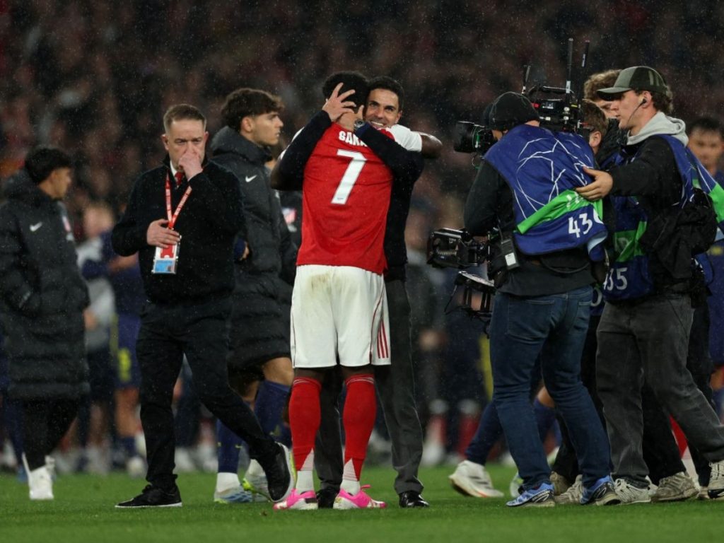 Mikel Arteta celebra con Bukayo Saka (7) el pase a la final de la Champions para el Arsenal. Foto AFP