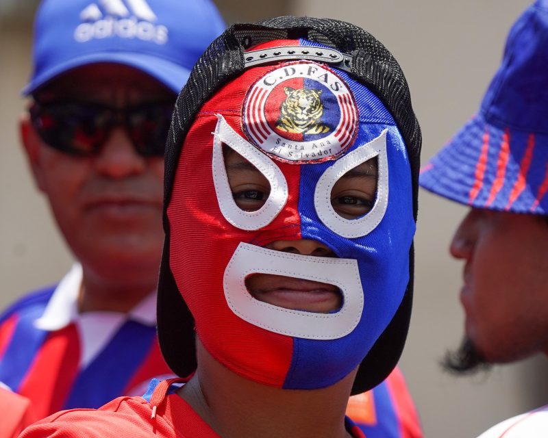 Un aficionado de FAS luce una llamativa máscara con los colores rojo y azul durante la previa del clásico nacional en el estadio. Foto: cortesía La Primera