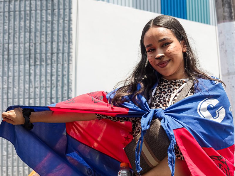 Una joven aficionada de FAS luce un creativo maquillaje de tigre con detalles en rojo y azul durante la previa del clásico nacional. Foto: cortesía La Primera
