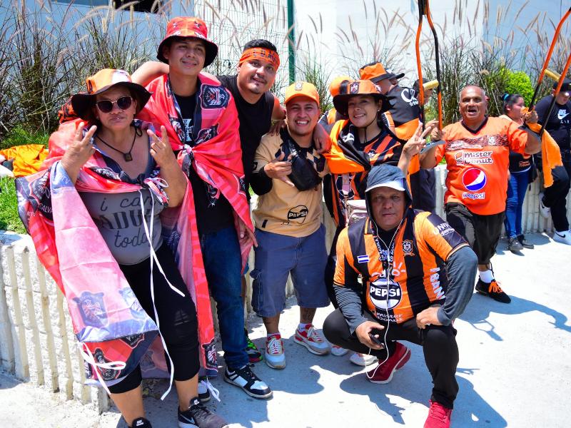Entre banderas ondeando y cánticos, los aficionados mostraron su fidelidad al Águila en una noche especial. Foto: cortesía Club Deportivo Aguila