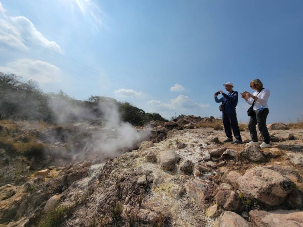 Vapor y tierra en movimiento crean un paisaje único en Los Ausoles, Ahuachapán.