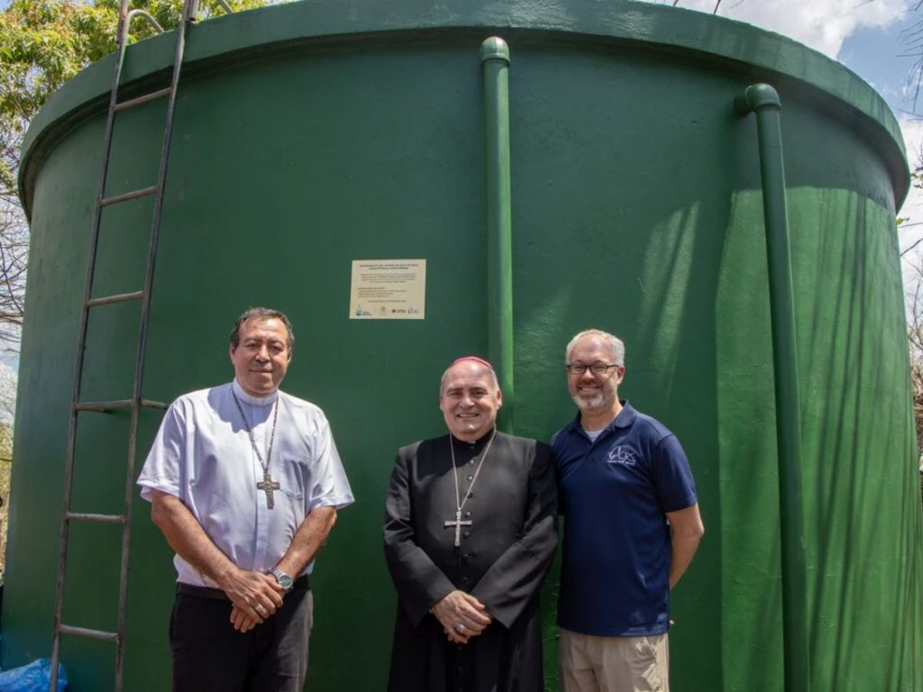 Catholic Relief Services y la Iglesia católica trabajan junto a comunidades salvadoreñas para garantizar acceso sostenible a agua potable segura.