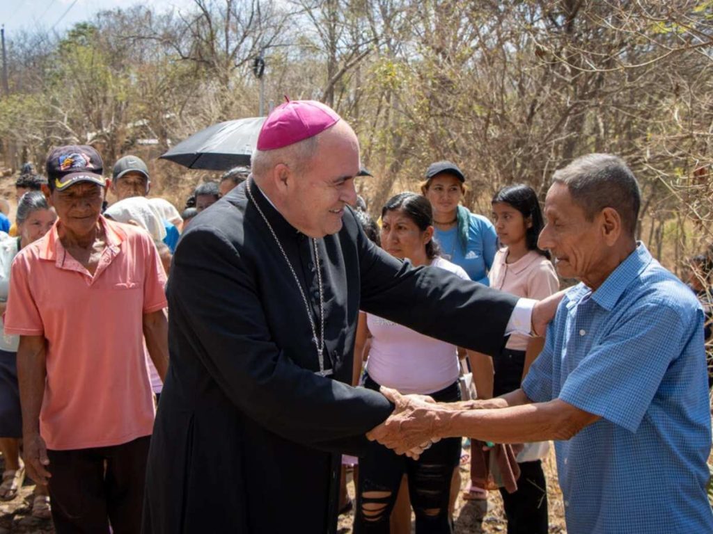 La donación de 100,000 dólares del papa León XIV permitirá ampliar el acceso a agua limpia en comunidades rurales de El Salvador.