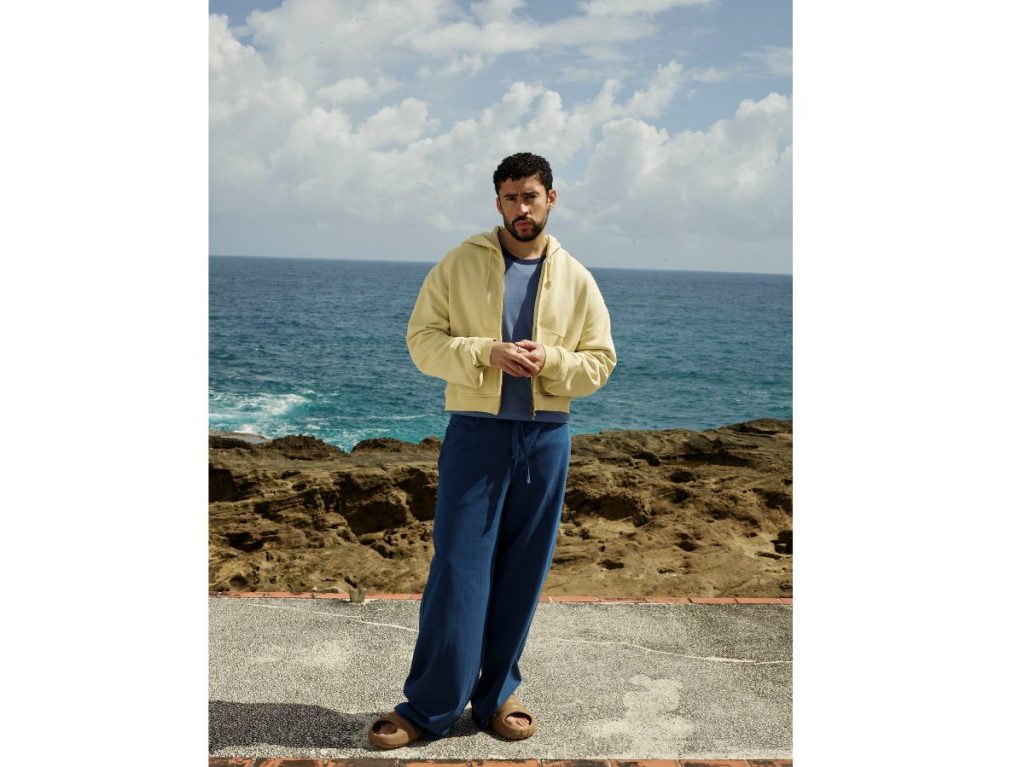Bad Bunny y Zara presentan Benito Antonio (nombre real del cantante puertoriqueño), una colección inspirada en el estilo personal y la identidad creativa del artista compuesta por prendas de verano llenas de color, grafismos y tejidos deportivos.